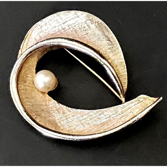 MCM Brooch Signed Capri Textured Gold Tone Assymetrical w Pearl 2.2" VTG VGC! - Picture 2 of 9
